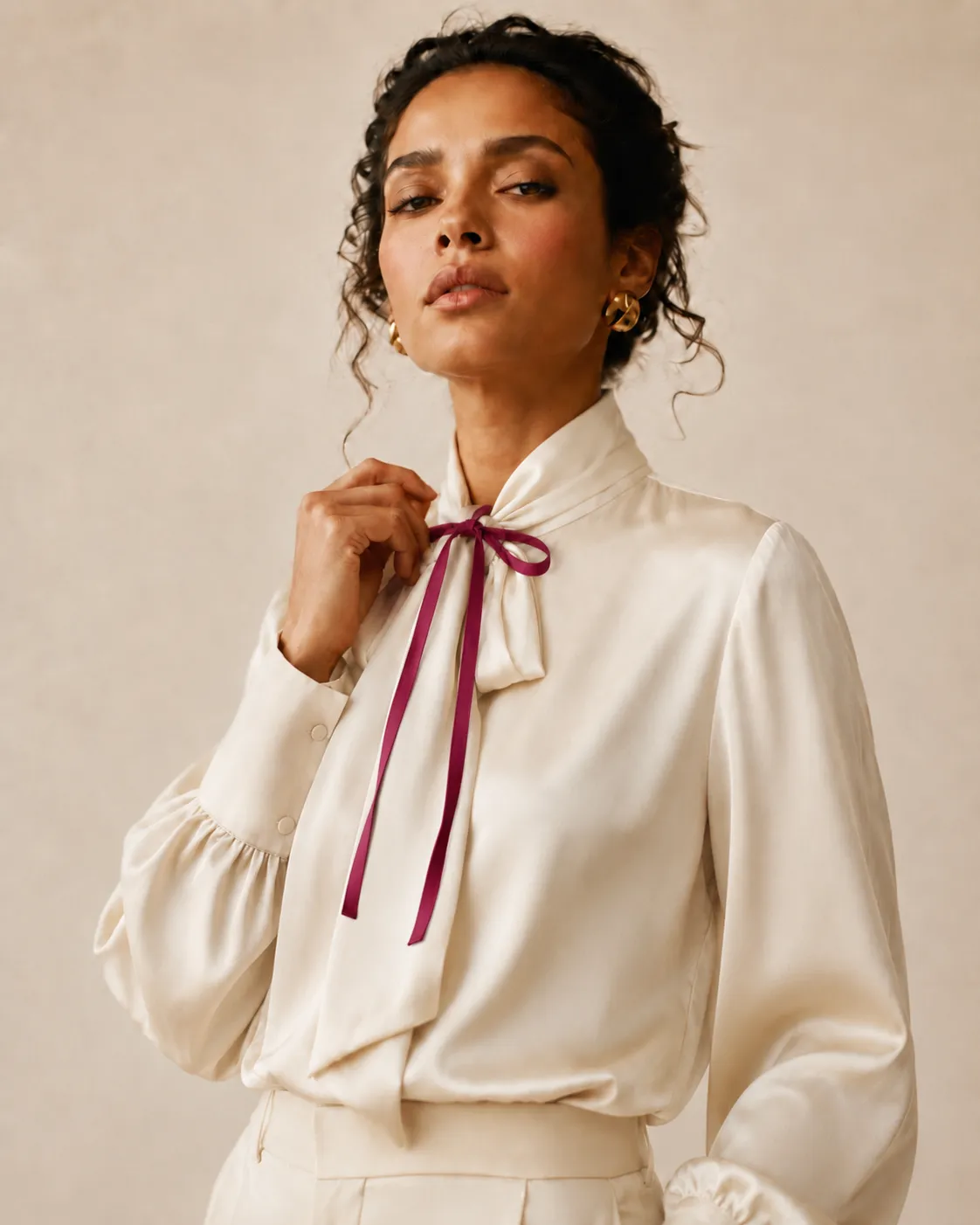 Variação 2 gerada pela Donna: a mesma blusa em creme, com fita magenta fina na gola
